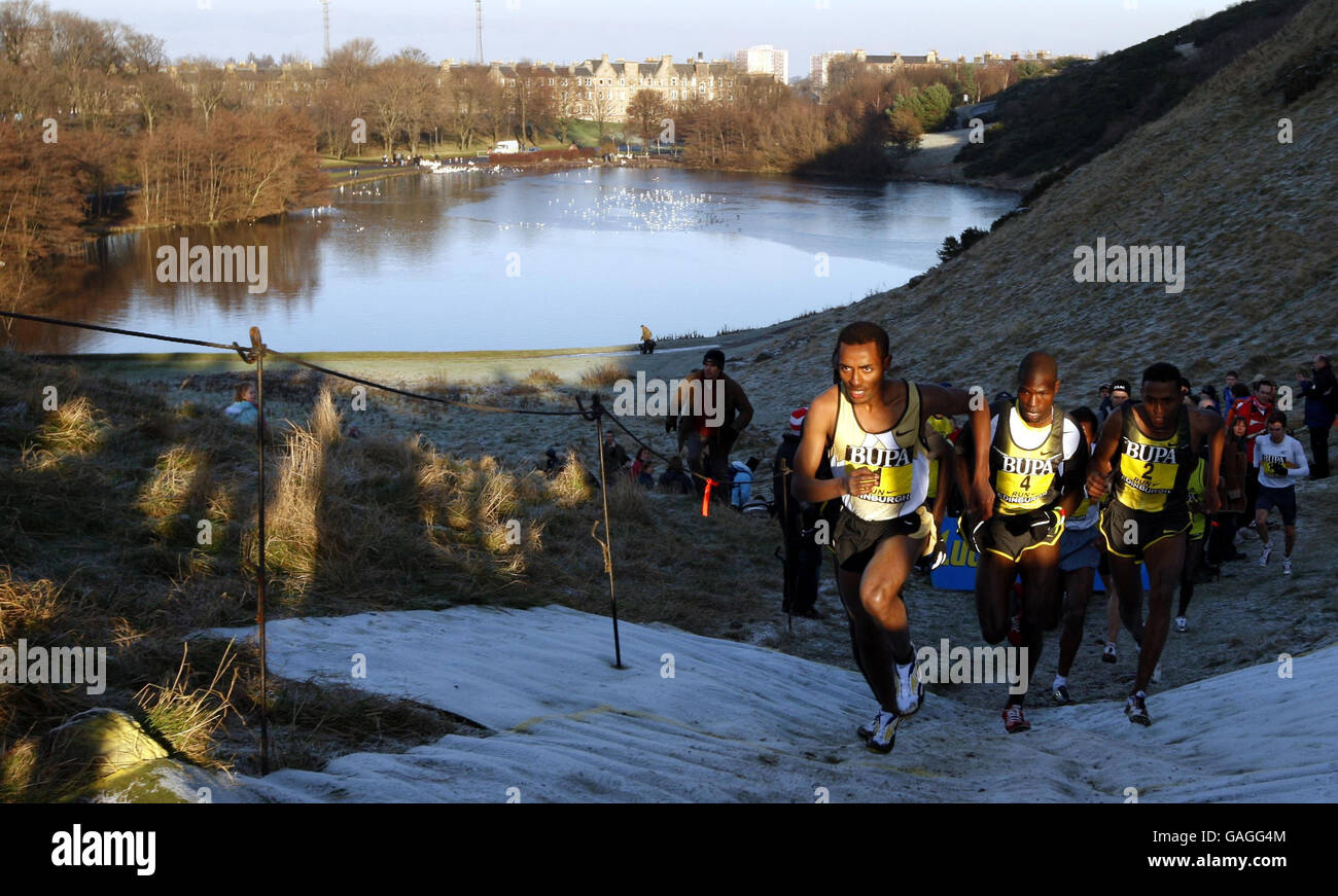 Il vincitore della gara Kenenisa Bekele guida il 9.3k maschile, parte del BUPA Great Edinburgh International Cross Country Run nell'Holyrood Park di Edimburgo. Foto Stock