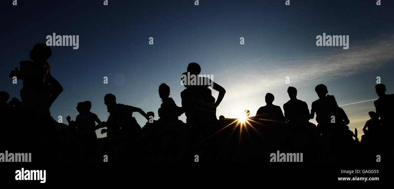 Gli atleti si sfidano nelle 9.3k maschili, parte del BUPA Great Edinburgh International Cross Country Run nell'Holyrood Park di Edimburgo. Foto Stock