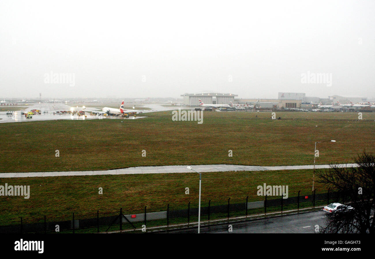 Una visione generale dall'aeroporto di Heathrow che mostra l'aeroplano della British Airways che si trova ancora ai piedi della pista Sud dopo il suo atterraggio in crash, ieri. Foto Stock