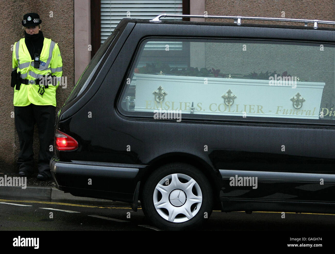 La bara di uno dei bambini uccisi insieme a sua madre e sorella nel cuore della chiesa di St Margaret RC a Montrose ai funerali di Ann Copeland 45, e delle sue figlie Niamh, 10, e Ciara, 7 di Johnshaven, Kincardineshire, Scozia. Foto Stock