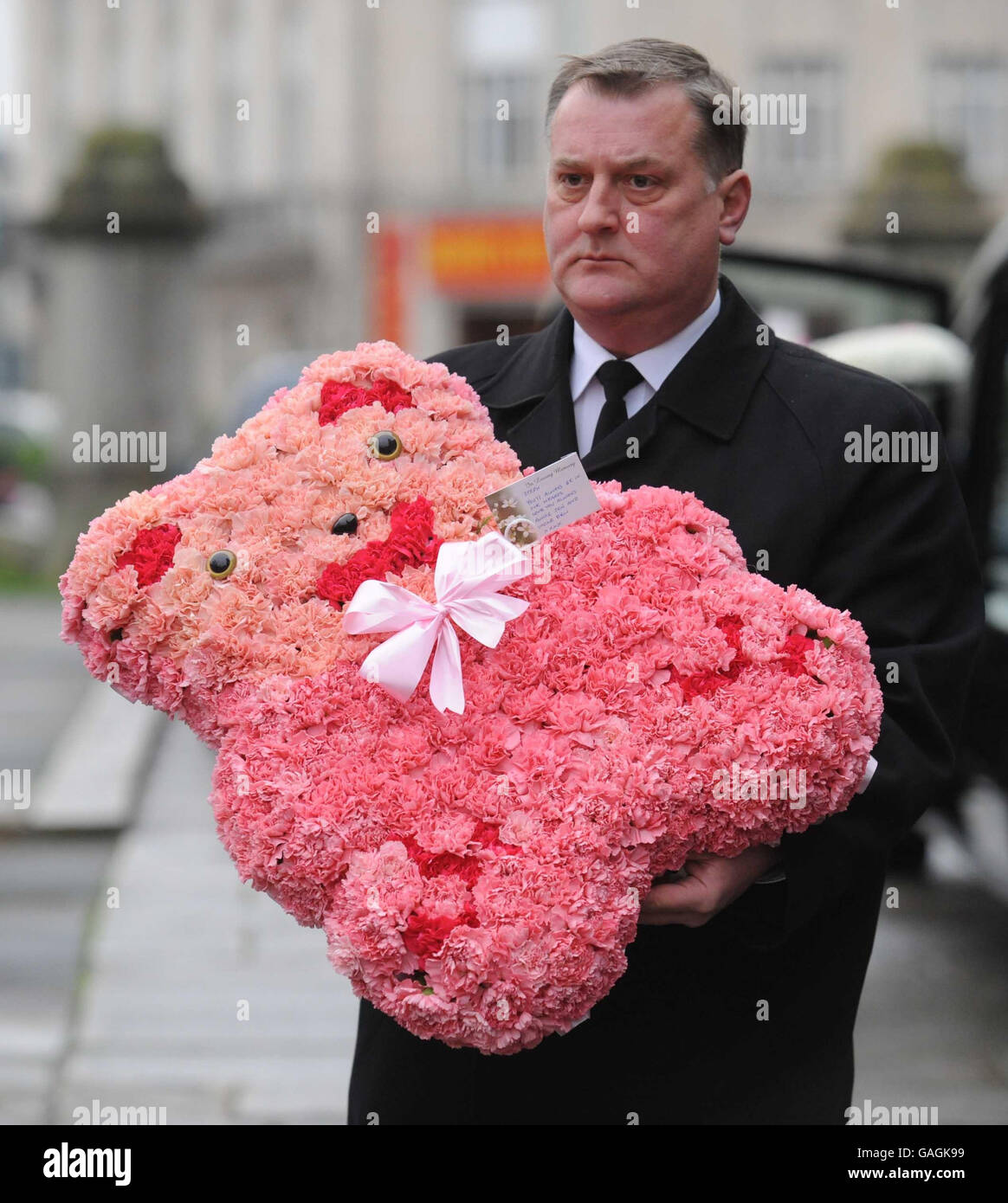 Orsacchiotto rosa tributo floreale al funerale di una bambina di nove anni uccisa in un'esplosione di gas freak, tenuto oggi con centinaia di lutto vestita di rosa nella sua memoria. Foto Stock