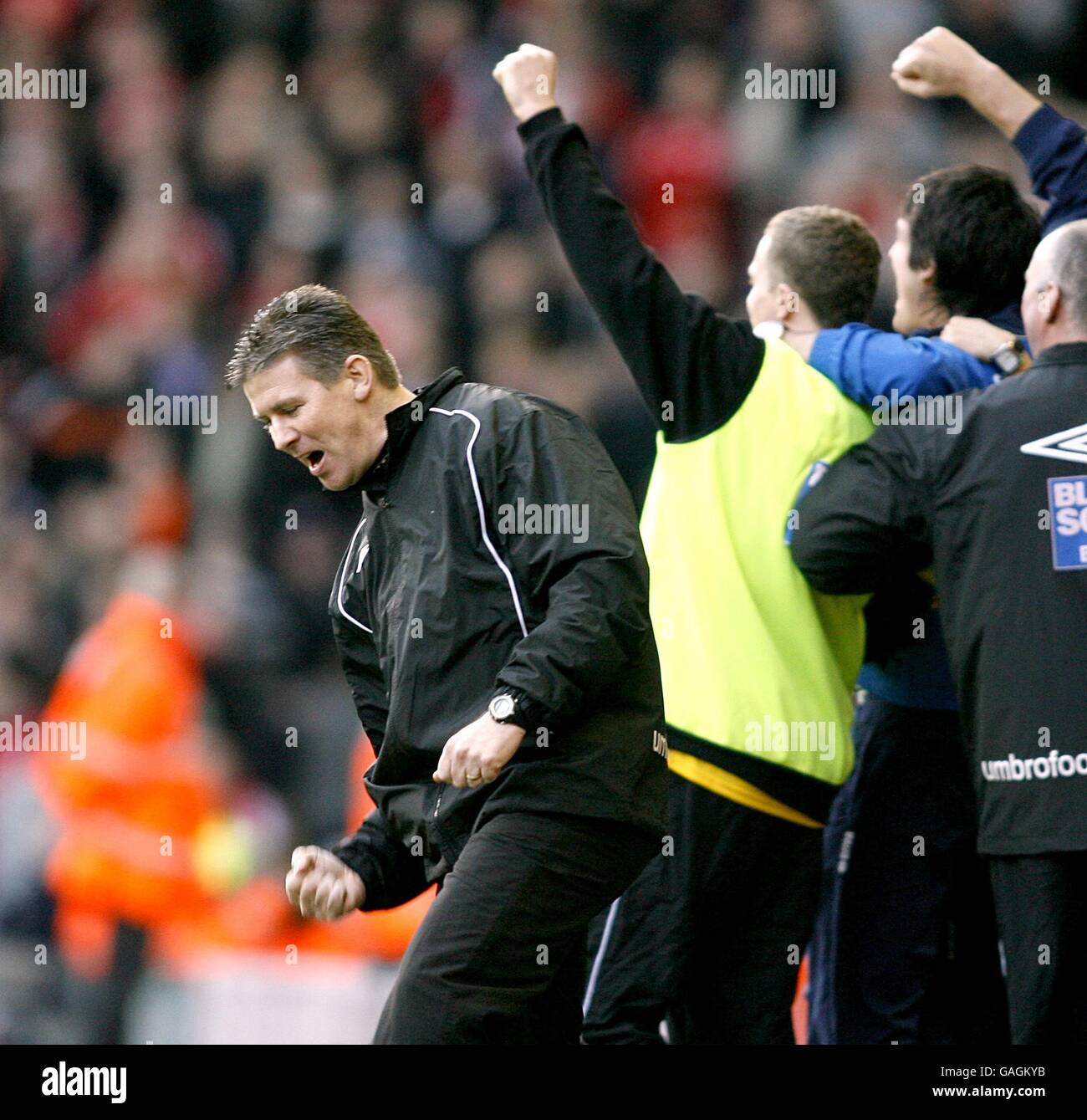Shaun Gale, manager di Havant e Waterlooville, festeggia dopo che Martin Skrtel di Liverpool ha segnato un gol. Foto Stock