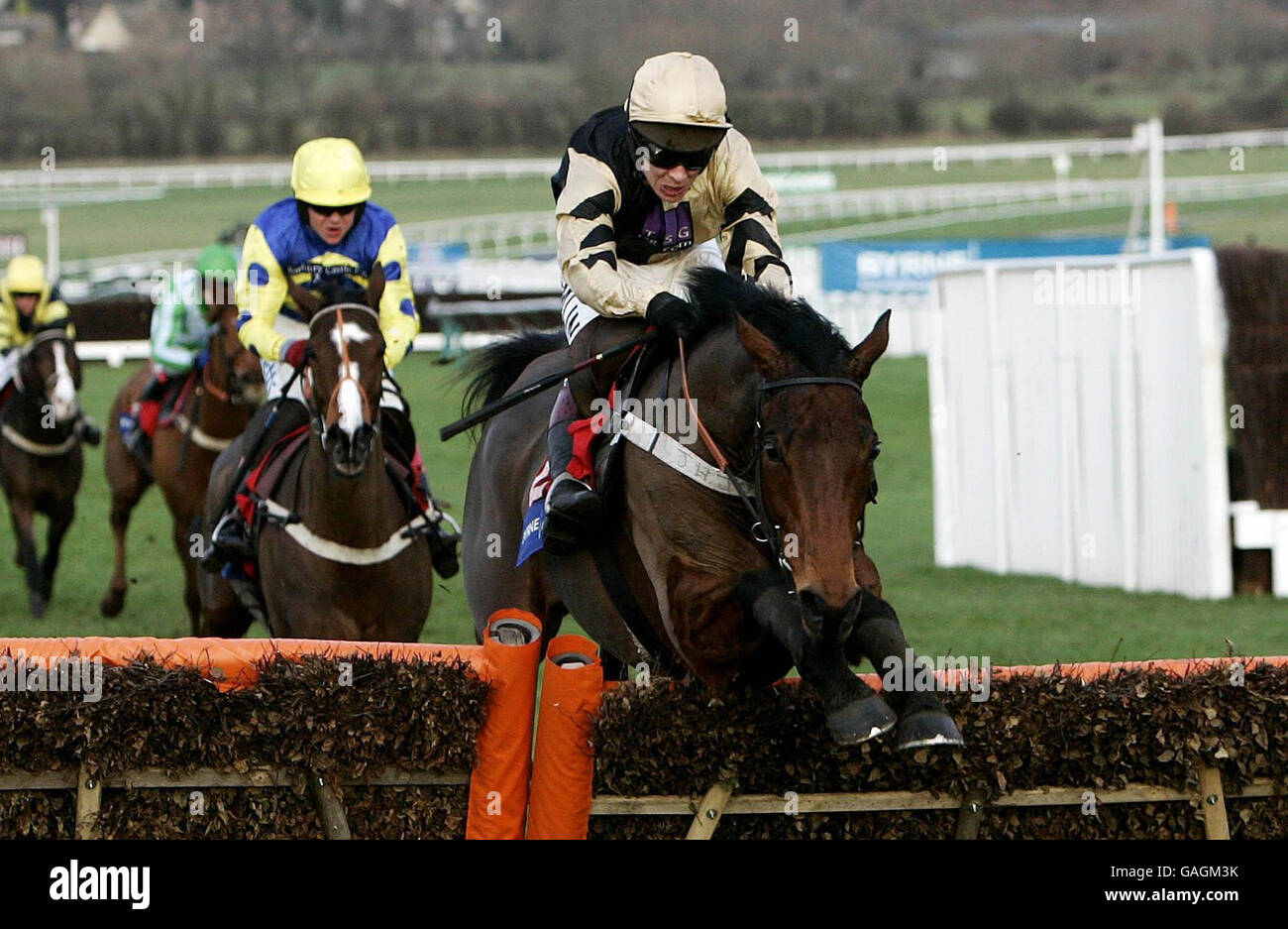 Corse di cavalli - Festival Trials Day - Cheltenham Racecourse. Richard Johnson porta Inglis Drever oltre l'ultimo per vincere il Byrne Group Cleeve Hurdle al Cheltenham Racecourse, Prestbury Park, Cheltenham. Foto Stock