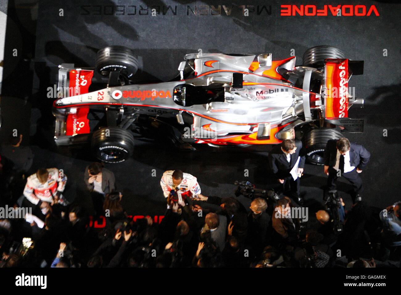 Il driver Mercedes Vodafone McLaren Lewis Hamilton (al centro) parla alla stampa durante il lancio della Vodafone McLaren Mercedes MP4-23 al Mercedes-Benz Museum di Stoccarda. Foto Stock