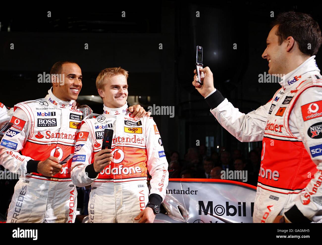 Vodafone McLaren piloti Mercedes, da sinistra, Lewis Hamilton Heikki Kovalainen e Gary Paffet durante il lancio della Vodafone McLaren Mercedes MP4-23 al Museo Mercedes-Benz di Stoccarda. Foto Stock