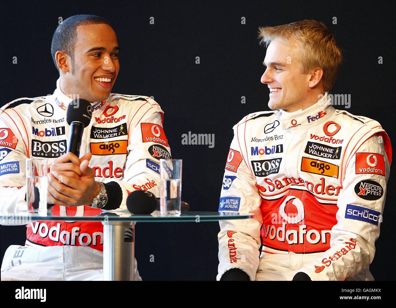 Vodafone McLaren pilota Mercedes Lewis Hamilton (a sinistra) e compagno di squadra Heikki Kovalainen durante il lancio della Vodafone McLaren Mercedes MP4-23 al Mercedes-Benz Museum di Stoccarda. Foto Stock