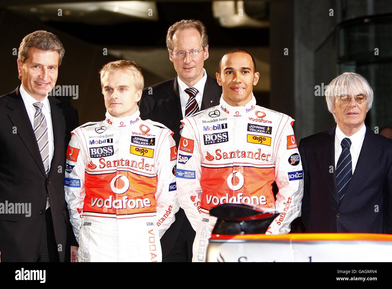 Vodafone McLaren pilota Mercedes Lewis Hamilton (a destra dal centro) con il compagno di squadra Heikki Kovalainen e presidente e amministratore delegato di Formula uno Bernie Ecclestone (a destra), durante il lancio della Vodafone McLaren Mercedes MP4-23 al Museo Mercedes-Benz di Stoccarda. Foto Stock