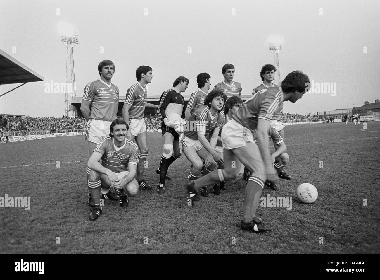 Wales Team Group, (riga posteriore): Robbie James, Jeff Hopkins, Neville Southall, Ian Rush, Joey Jones, Mark Hughes. (Prima fila): Gordon Davies, Kevin Ratcliffe, Mickey Thomas, David Phillips, Alan Davies. Foto Stock