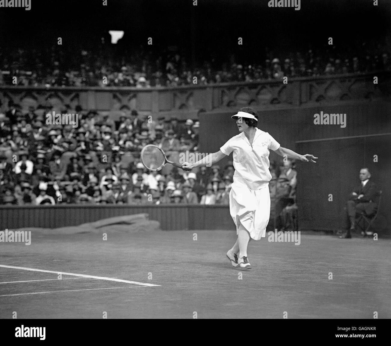 Tennis - finale femminile - Wimbledon. Helen Wills in gioco contro Kathleen McKane nella finale di tennis femminile a Wimbledon. Foto Stock