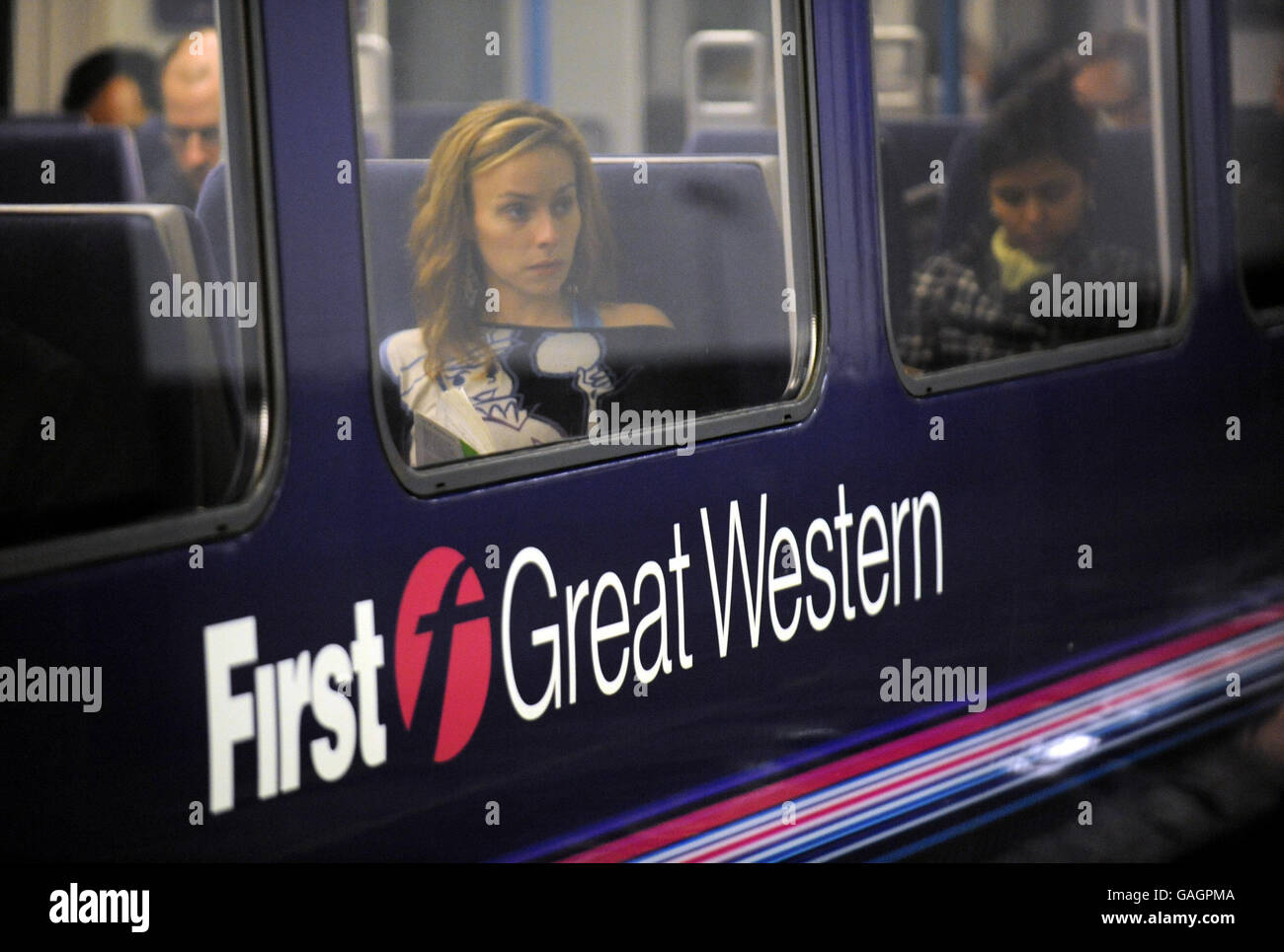 Un primo treno Great Western parte dalla stazione di Paddington durante i ritardi e le cancellazioni dei suoi servizi verso ovest questa sera a causa di inondazioni a Swindon, attraverso cui molti dei treni passano. Foto Stock