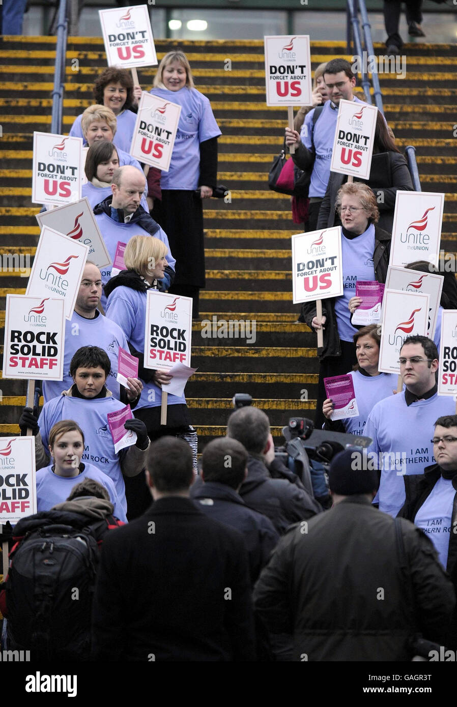 Il personale della Northern Rock Bank tiene cartelli quando i delegati arrivano alla Newcastle Metro Arena per una riunione sulla proposta di vendita della Banca. Foto Stock