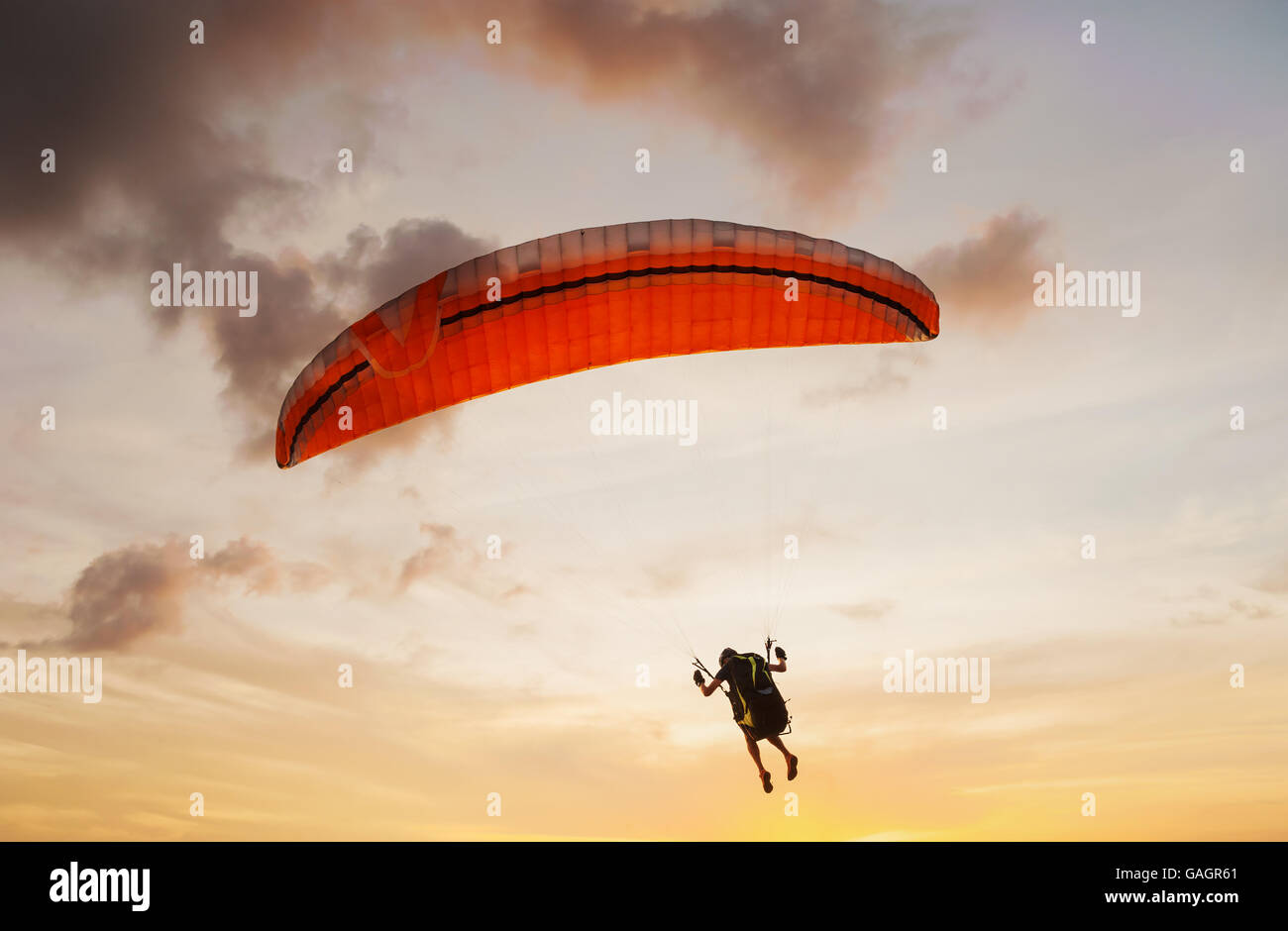 Uomo con aliante sul colore del cielo tramonto nel crepuscolo Foto Stock