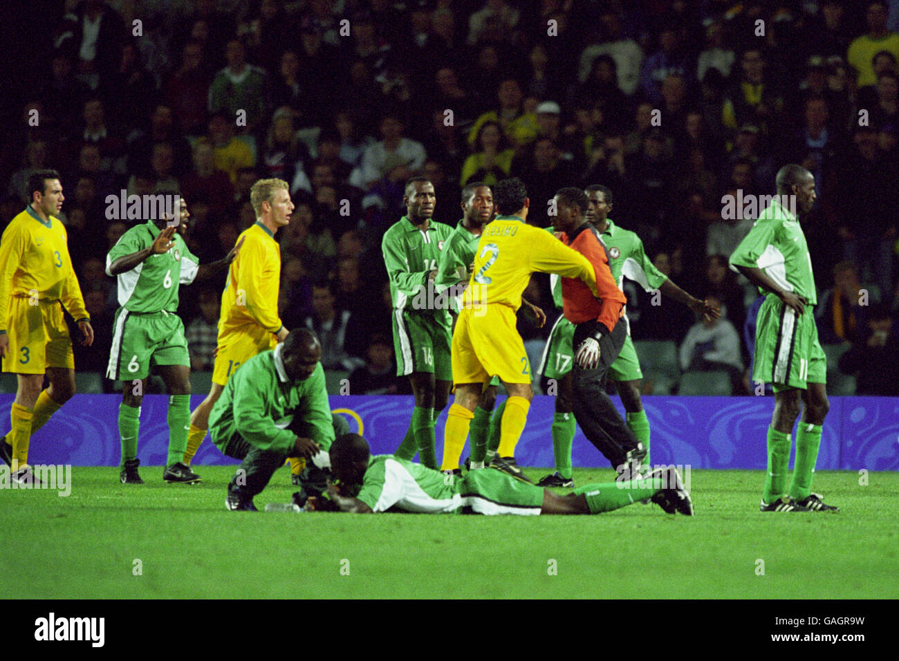 Il combattimento erutta durante il gioco. Nigeria (l-r) Christopher Kanu, Yakubu Ayegbeni (al piano), Isaac Okoronkwo, Godwin Okpara, Gregg Etafia (portiere), Julius Aghahowa (17), E Garba Lawal. Australia (l-r) Stan Lazaridis, vince Grella e Simon Colosimo. Foto Stock