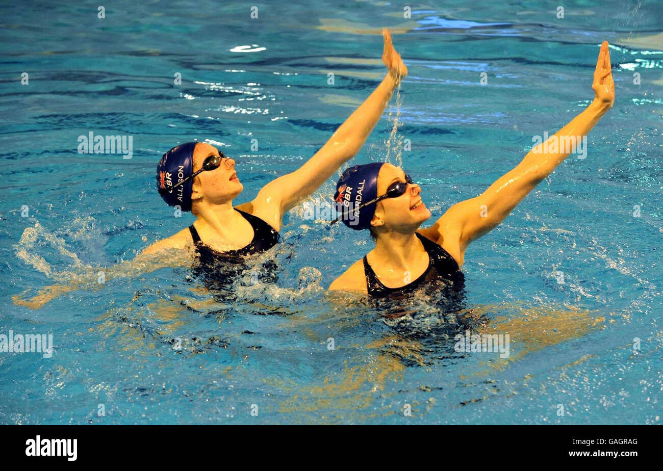 Il duetto sincronizzato di GBR Olivia Allison (a sinistra) e Jenna Randall si allenano nel complesso Olimpico della piscina durante una conferenza stampa per annunciare la posizione del campo di preparazione per il Team GB per i Giochi Olimpici di Londra del 2012, presso l'Aldershot Garrison Sports Center di Aldershot. Foto Stock