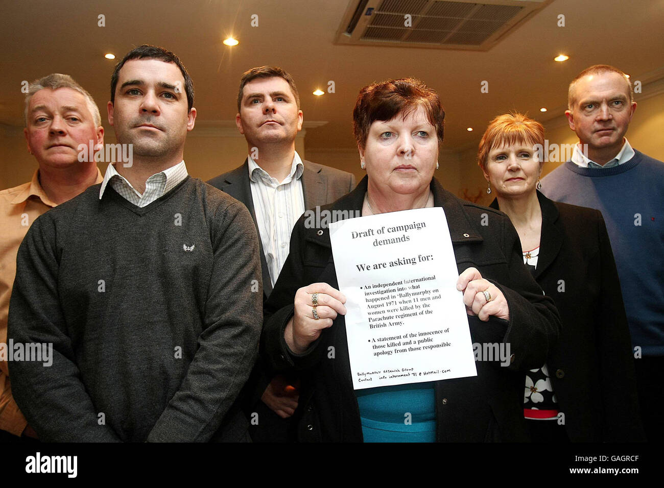 Alice Harper di Belfast , con Alan Brecknell, Mark Thompson, Paul o' Connor, Margaret Urwin e Kevin o'Loughlin , il cui padre morì a Ballymurphy, nel 1971, durante una conferenza stampa presso il Gressham Hotel, Dublino, da diversi gruppi di sostegno alle vittime, chiedendo una commissione internazionale indipendente per la verità. Foto Stock