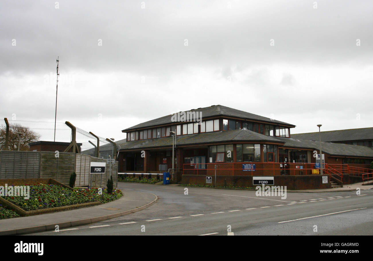 Vista generale di HM Prison Ford in Arundel. Ford è una prigione aperta nella campagna del Sussex occidentale, dove recinzioni a lap di larice sostituisce le alte pareti e filo di pollo prende il posto di filo di rasoio. I criminali sono autorizzati a lavorare durante il giorno, ma devono tornare all'istituzione di notte. Alcuni sono ammessi a casa durante i fine settimana. Data immagine: Giovedì 10 gennaio 2008. Il credito immagine dovrebbe essere: Chris Ion/PA Wire. Foto Stock