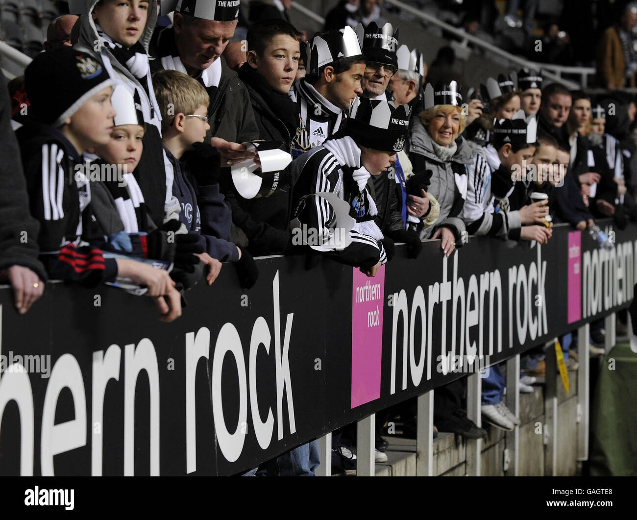 I fan di Newcastle United si siedono dietro le tavole pubblicitarie di Northern Rock al St James Park questa sera. Foto Stock