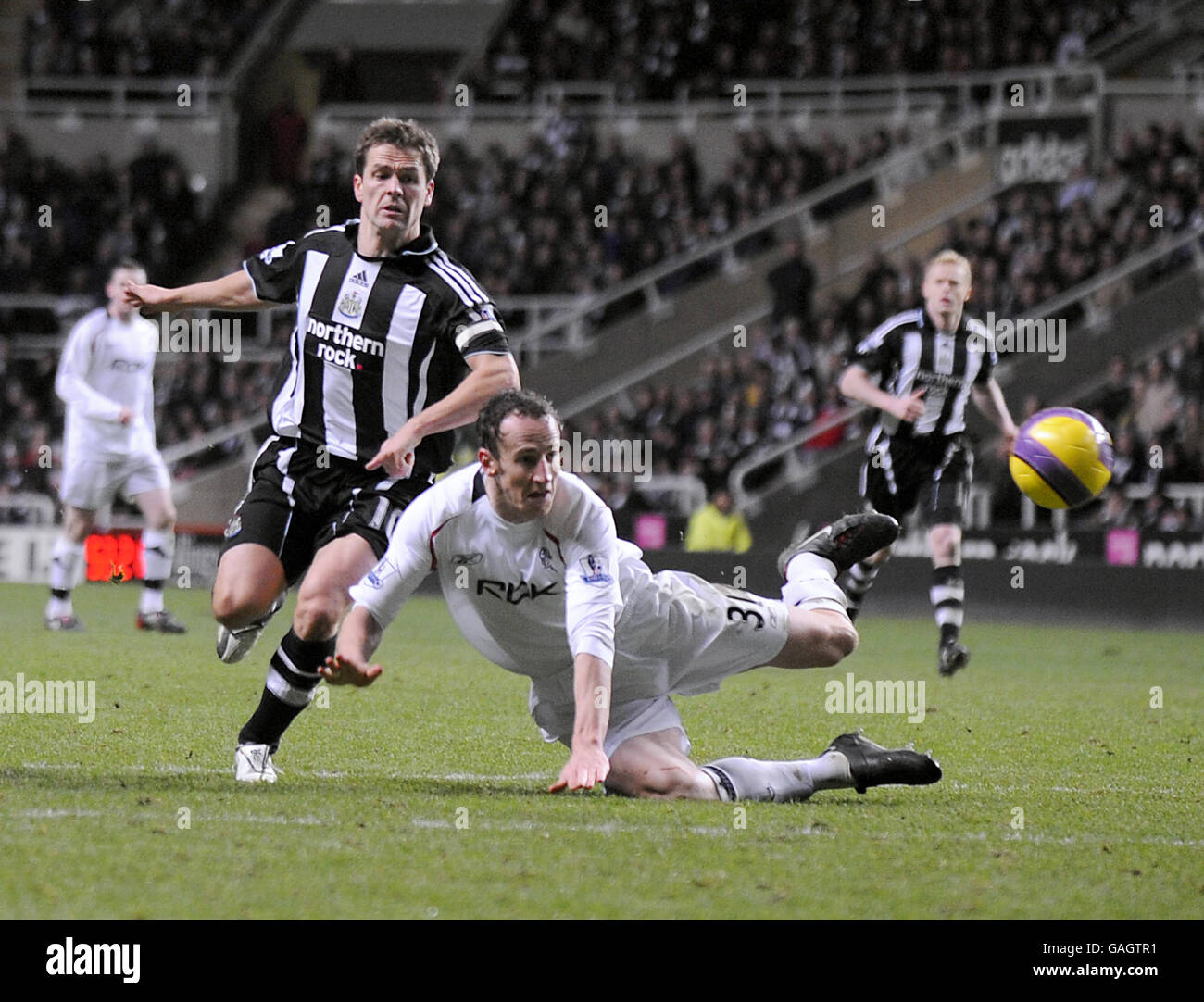 Calcio - Barclays Premier League - Newcastle United / Bolton Wanderers - St James Park. Michael Owen di Newcastle United si allontana da Jlloyd Samuel di Bolton durante la partita della Barclays Premier League St James' Park, Newcastle. Foto Stock