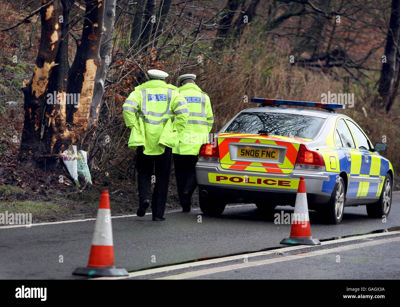 La polizia indaga sull'area in cui un motore antincendio si è schiantato uccidendo un pompiere e ferendo un secondo su una strada vicino a Tillicoultry, Clackmannanshire, Scozia. Foto Stock