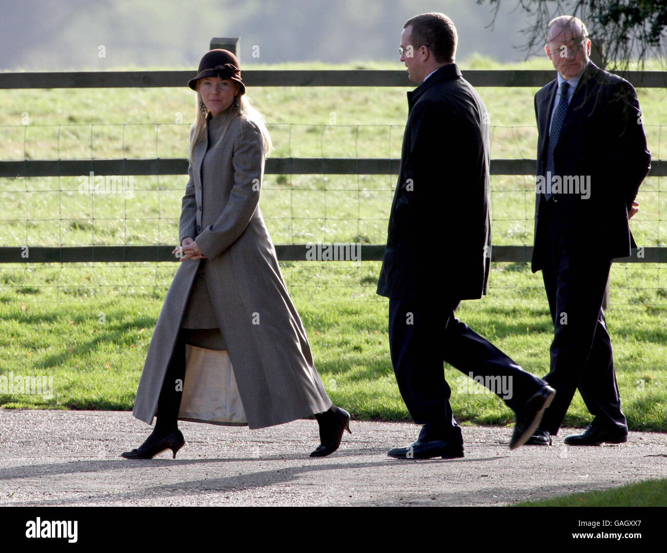 Peter Phillips (centro) e la sua fidanzata Kelly d'autunno lasciano il servizio domenicale che si svolge nella chiesa di Santa Maria Maddalena, nella tenuta di Sandringham, Norfolk. Foto Stock