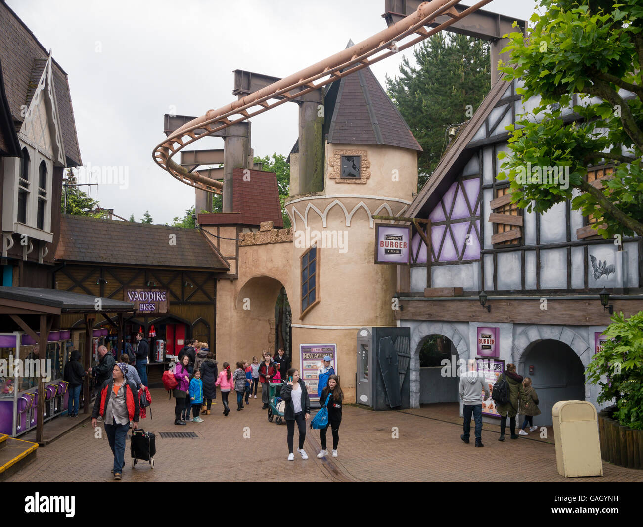 I turisti a piedi lungo una strada a Chessington World of Adventures theme park Foto Stock