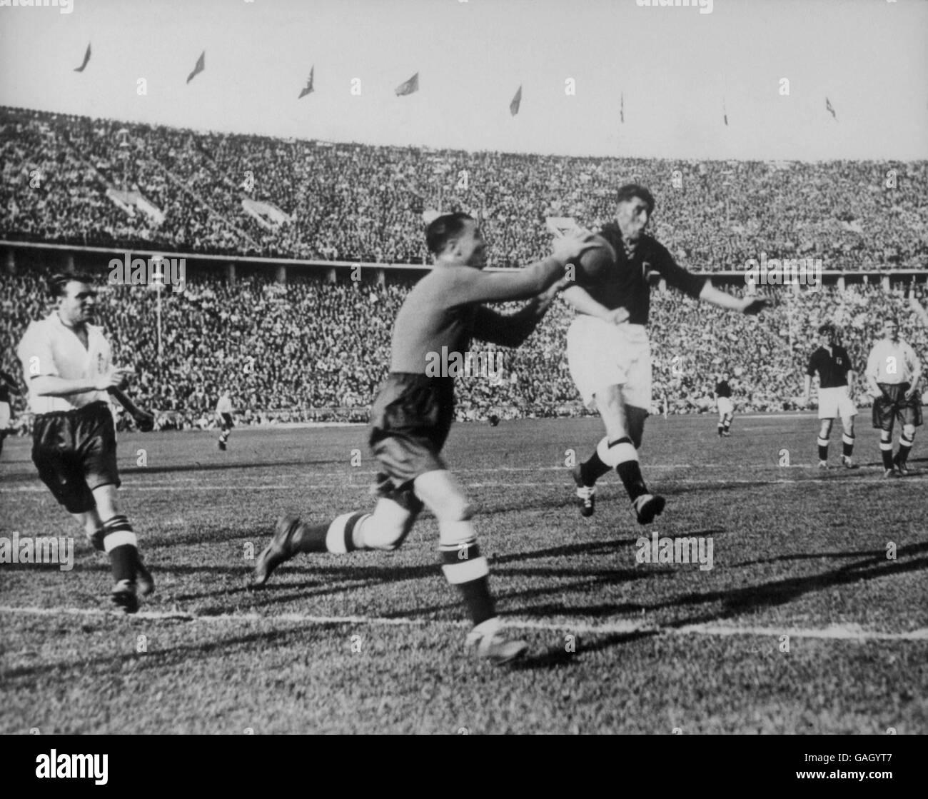 L'Inghilterra e il portiere del Chelsea Vic Woodley in azione. L'Inghilterra ha vinto la partita 6-3 davanti a 120,000 tifosi tra cui Sir Neville Henderson (ambasciatore britannico) che ha incontrato i ministri tedeschi Foto Stock