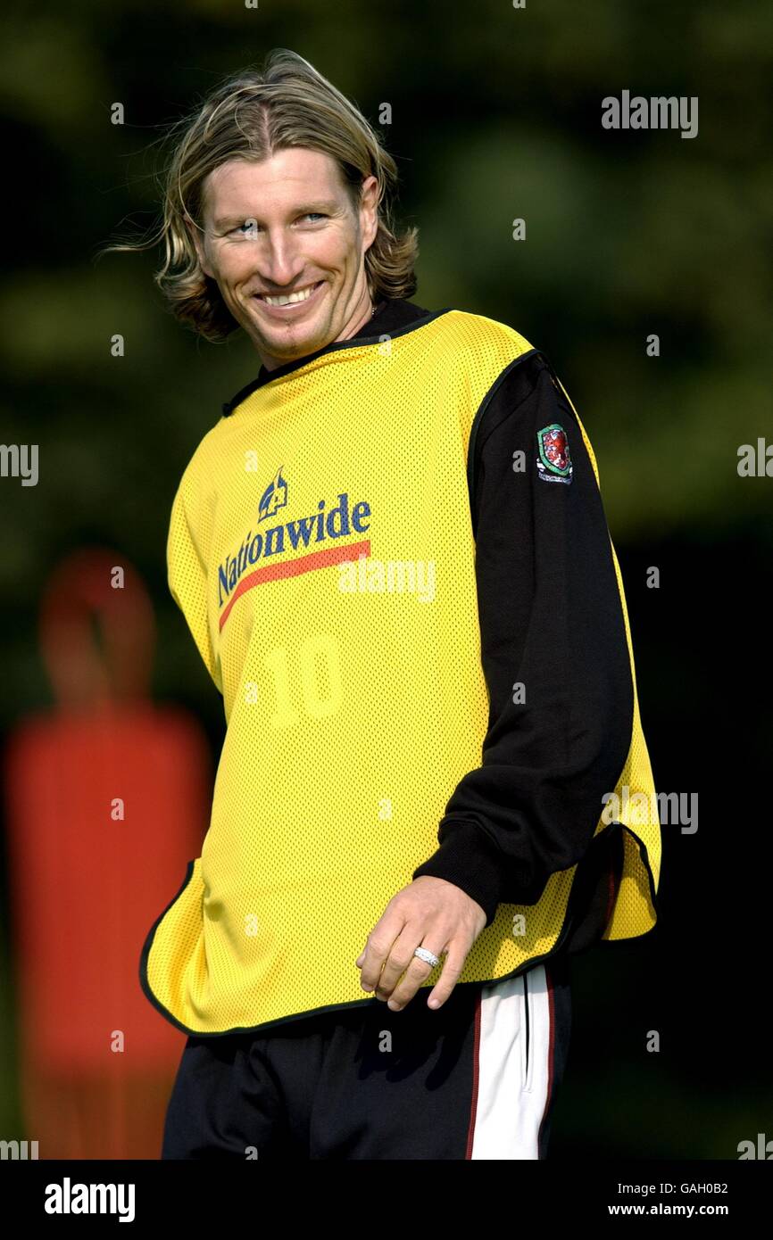 Calcio - Campionati europei 2004 Qualifier - Galles v Italia - Galles training. Robbie Savage del Galles Foto Stock