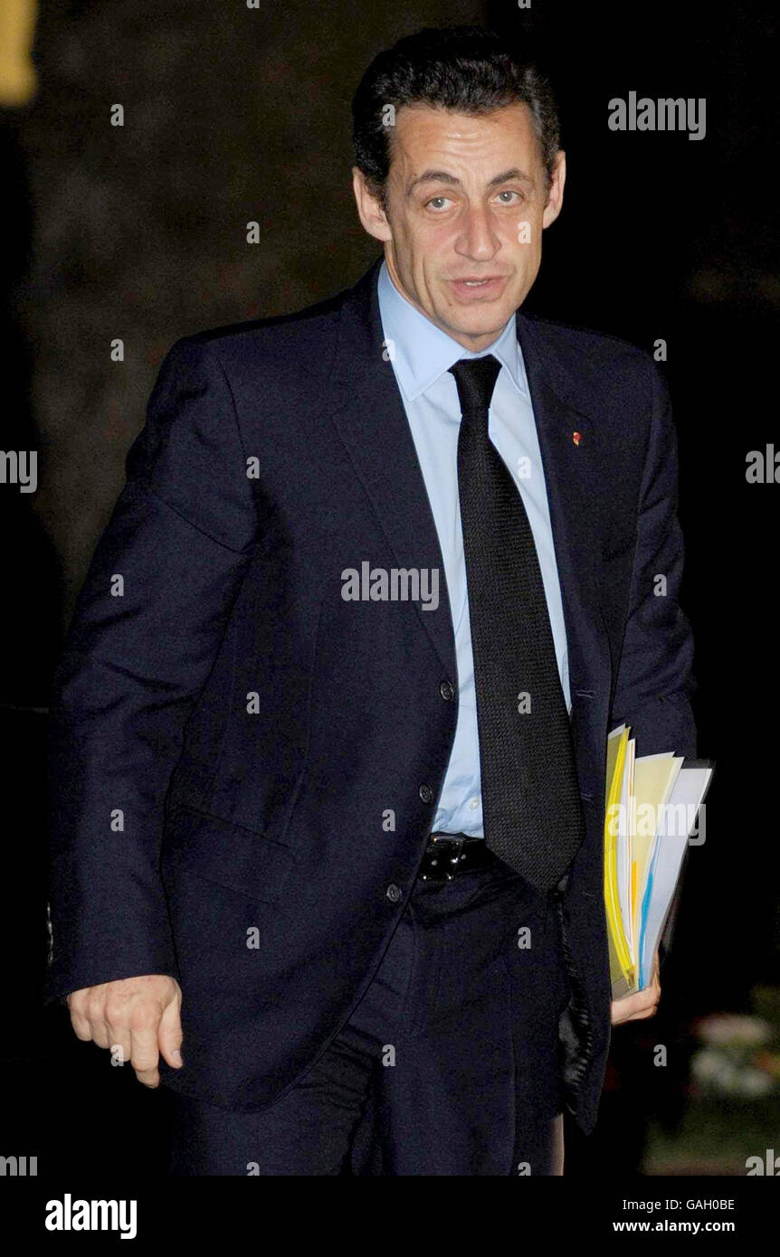 Il presidente francese Nicolas Sarkozy arriva a Downing Street, Londra. I leader delle più grandi economie europee sono arrivati stasera a Downing Street per i colloqui sulla riforma economica globale volti a superare un'altra crisi in stile Northern Rock. Foto Stock