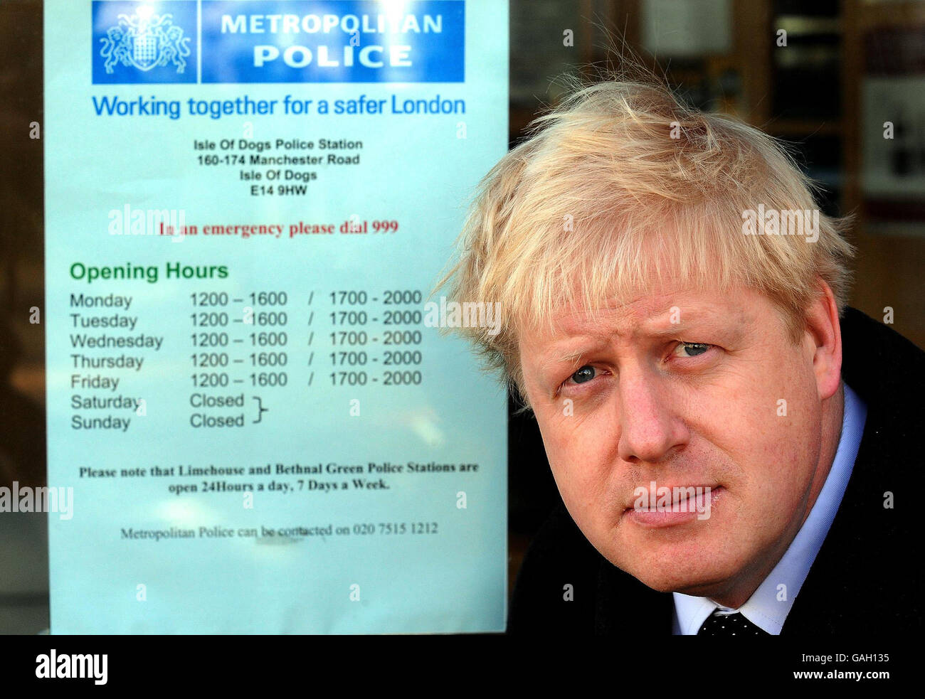 Boris Johnson, il candidato conservatore alle elezioni mayoral di Londra, fuori da una stazione di polizia sull'Isola dei Dogs nella parte orientale di Londra. Foto Stock