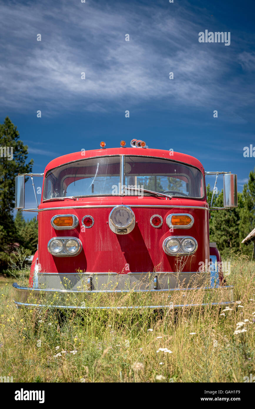 Rosso fuoco carrello e cielo blu nel piccolo centro America Foto Stock
