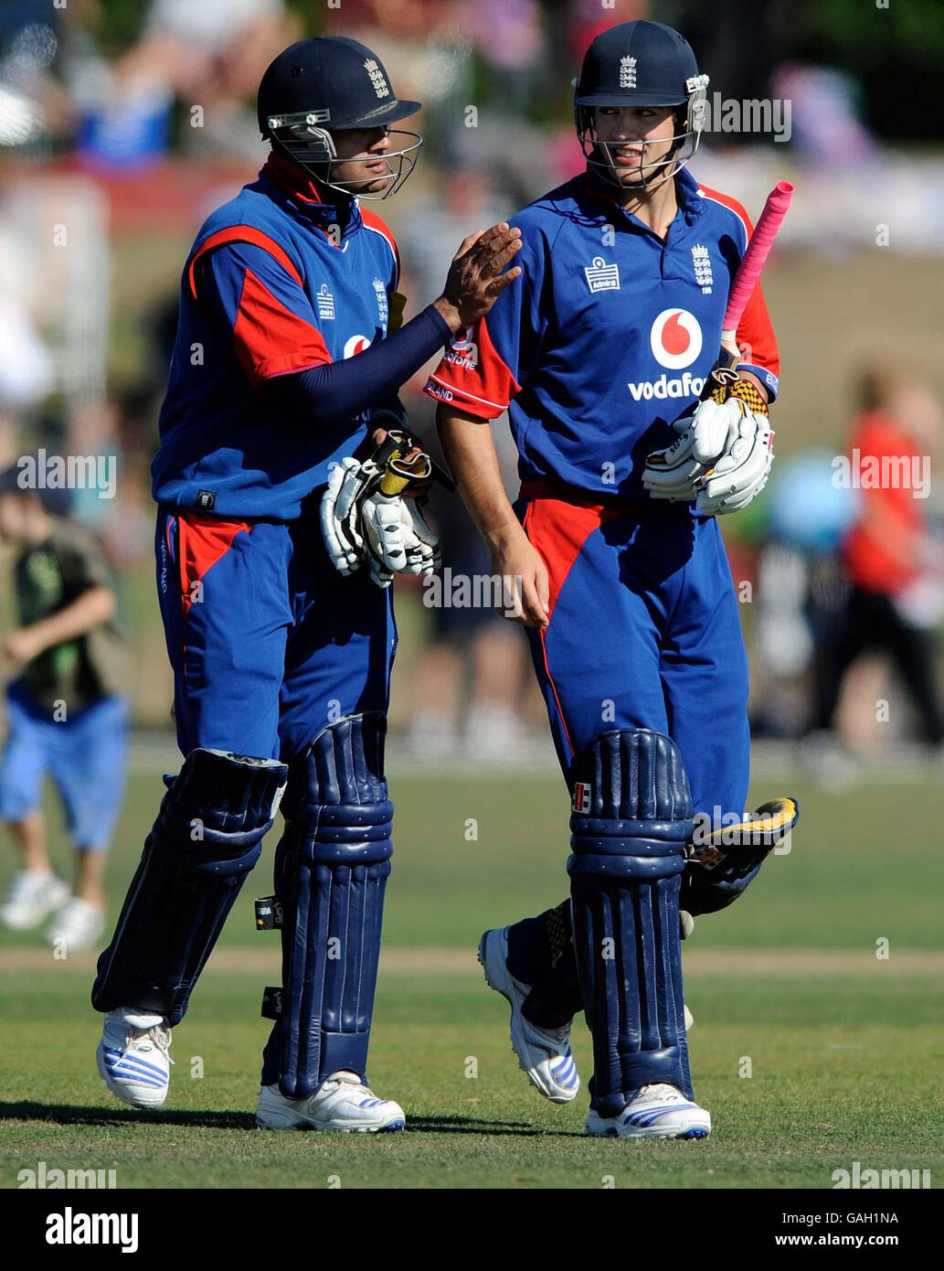 L'Inghilterra Alastair Cook (a destra) lascia il campo dopo aver segnato 138 non con Owais Shah durante il secondo giorno internazionale alla Queen Elizabeth II Ground, Christchurch, Nuova Zelanda. Foto Stock