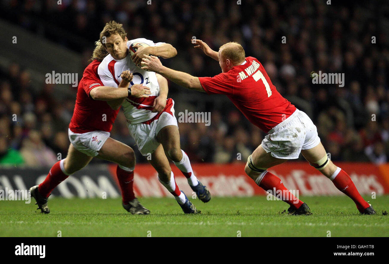 L'inglese Jonny Wilkinson va per il gap tra Adam Jones e Martyn Williams del Galles durante la partita RBS 6 Nations a Twickenham, Londra. Foto Stock