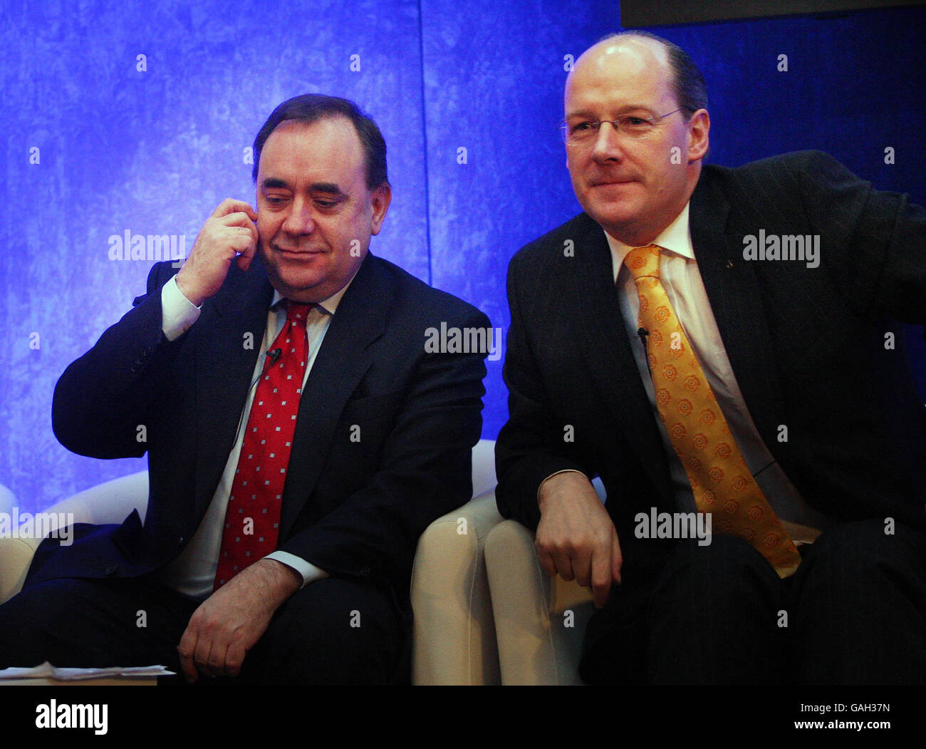 Il primo Ministro Alex Salmond (a sinistra) e il Ministro delle Finanze scozzese John Swinney (a destra) alla riunione inaugurale del Forum economico Nazionale, che stanno discutendo la strategia economica del governo al Royal College of Physicians di Edimburgo. Foto Stock