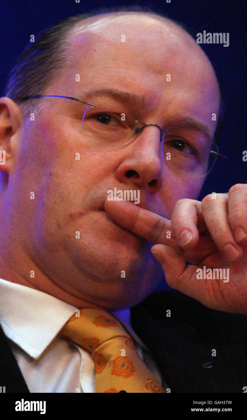 Il Ministro delle Finanze scozzese John Swinney alla riunione inaugurale del Forum economico Nazionale, che sta discutendo la strategia economica del governo al Royal College of Physicians di Edimburgo. Foto Stock