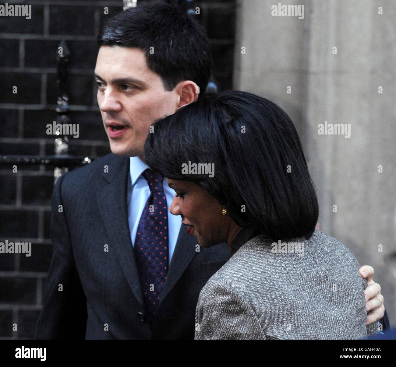 Il Segretario agli Esteri David Miliband dice Arrivederci al Segretario di Stato americano Condoleezza Rice dopo il suo incontro del 10 con il primo Ministro Gordon Brown. Foto Stock