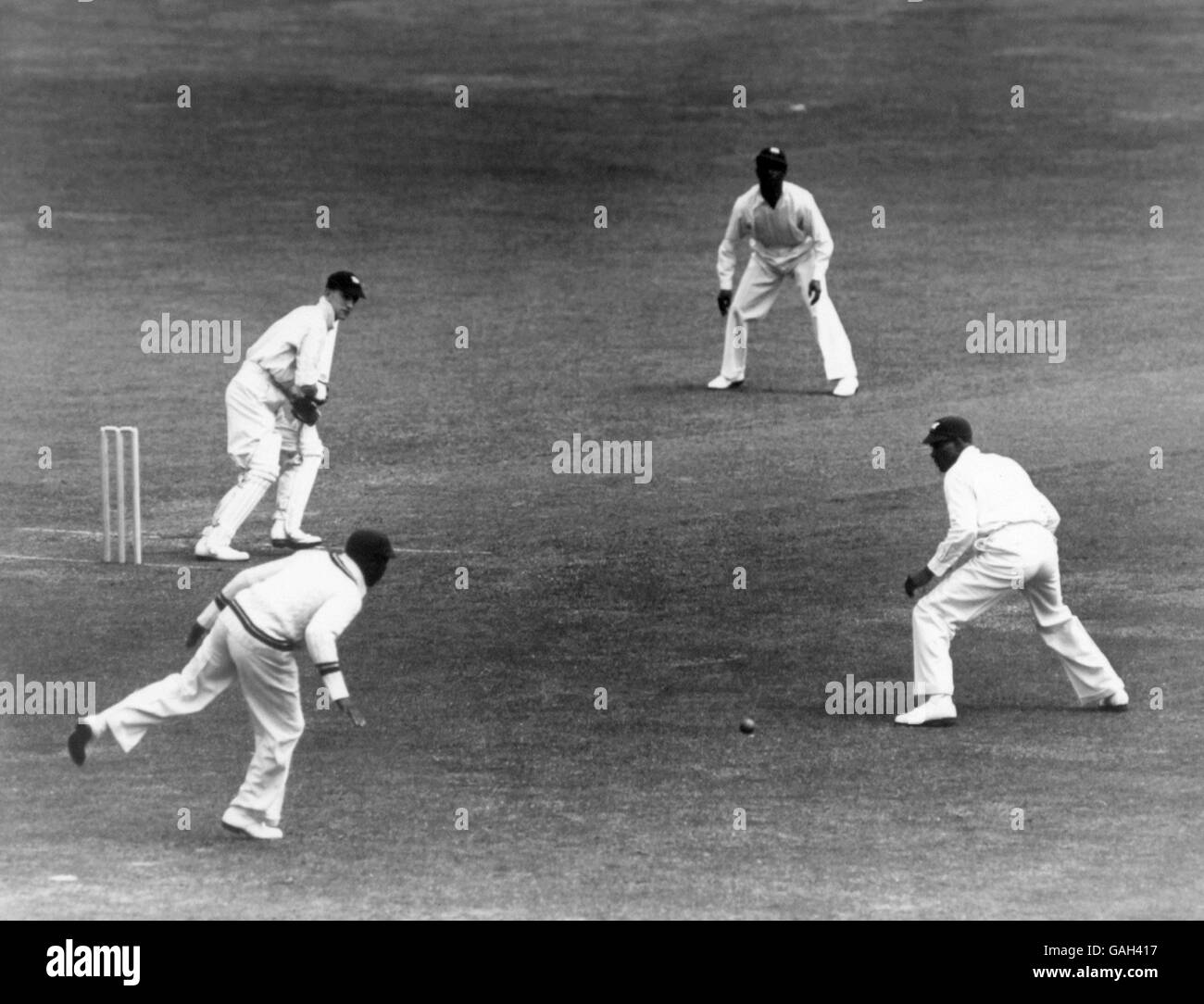 Cricket - primo test - Inghilterra / West Indies - secondo giorno. Il len Hutton (l) dell'Inghilterra bordi la sfera attraverso le slips Foto Stock