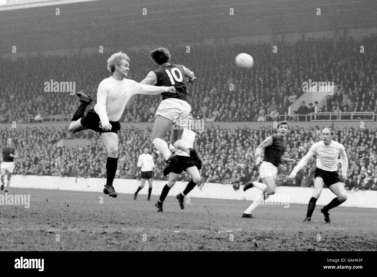 George Heslop di Sunderland (r) segue Martin Peters di West Ham United (secondo l) mentre quest'ultimo cerca di arrivare alla fine di un'azione del compagno di squadra Geoff Hurst (10), che è visto battere Brian Usher di Sunderland (l) in un duello aereo Foto Stock