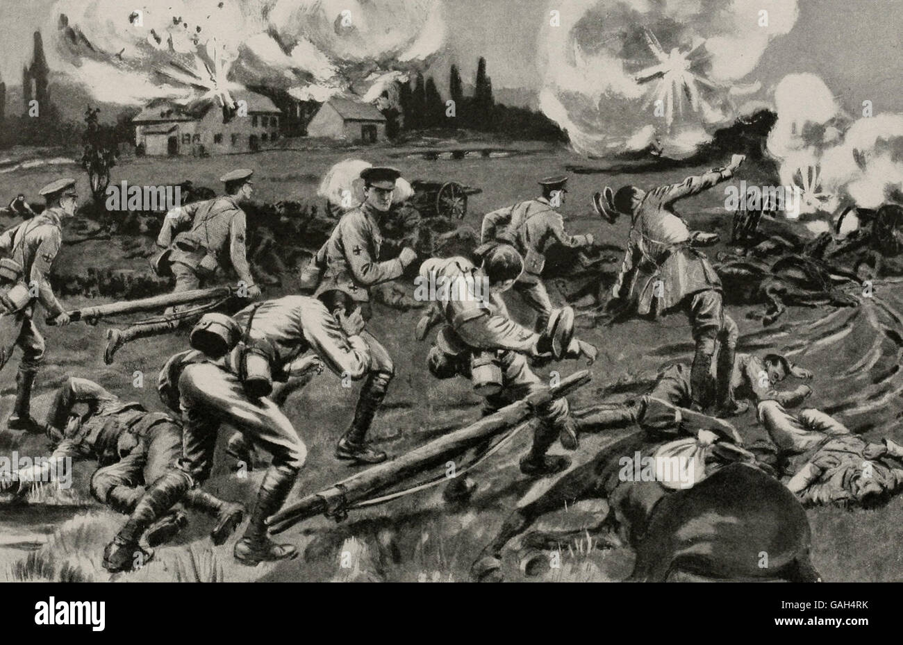 Una croce rossa sezione avanzare sotto il fuoco per aiutare il ferito durante la Prima Guerra Mondiale Foto Stock