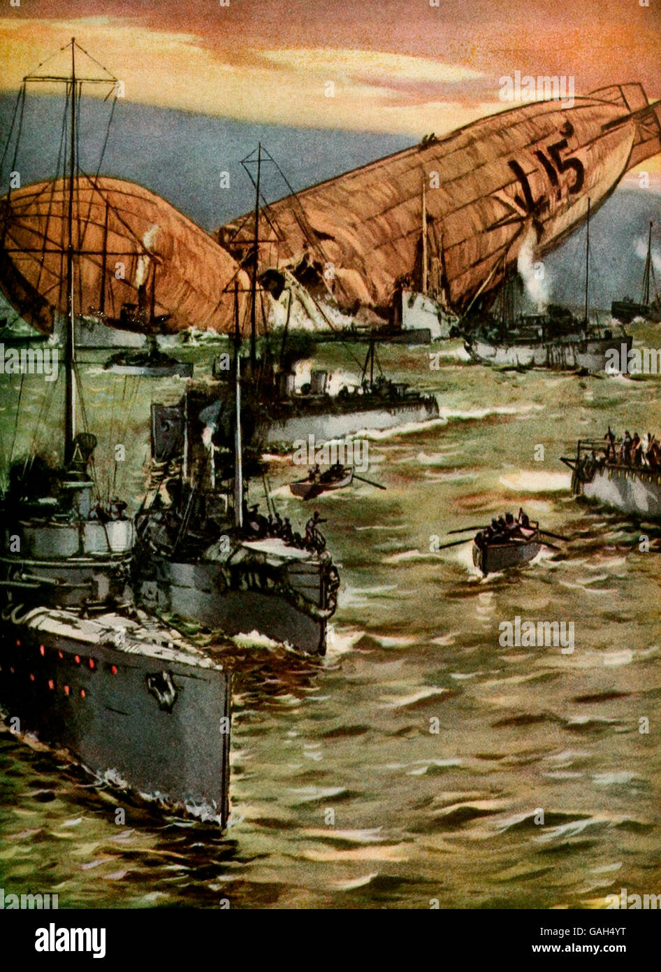 Zeppelin L-15 portato giù dai cannoni antiaerei al largo delle coste del Kent. L'equipaggio è stato salvato dalla lingua inglese le navi per la pesca a strascico e trattati come normali dei prigionieri di guerra Foto Stock