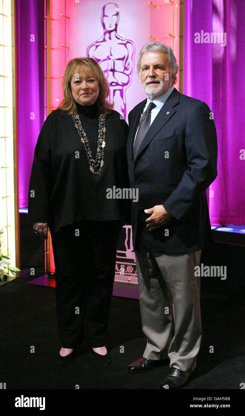 Kathy Bates e Sid Ganis, presidente dell'Accademia di cinematografia, arti e scienze, annunciano l'ottantesimo Premio Academy dal Samuel Goldwyn Theatre di Beverly Hills, Los Angeles. Foto Stock