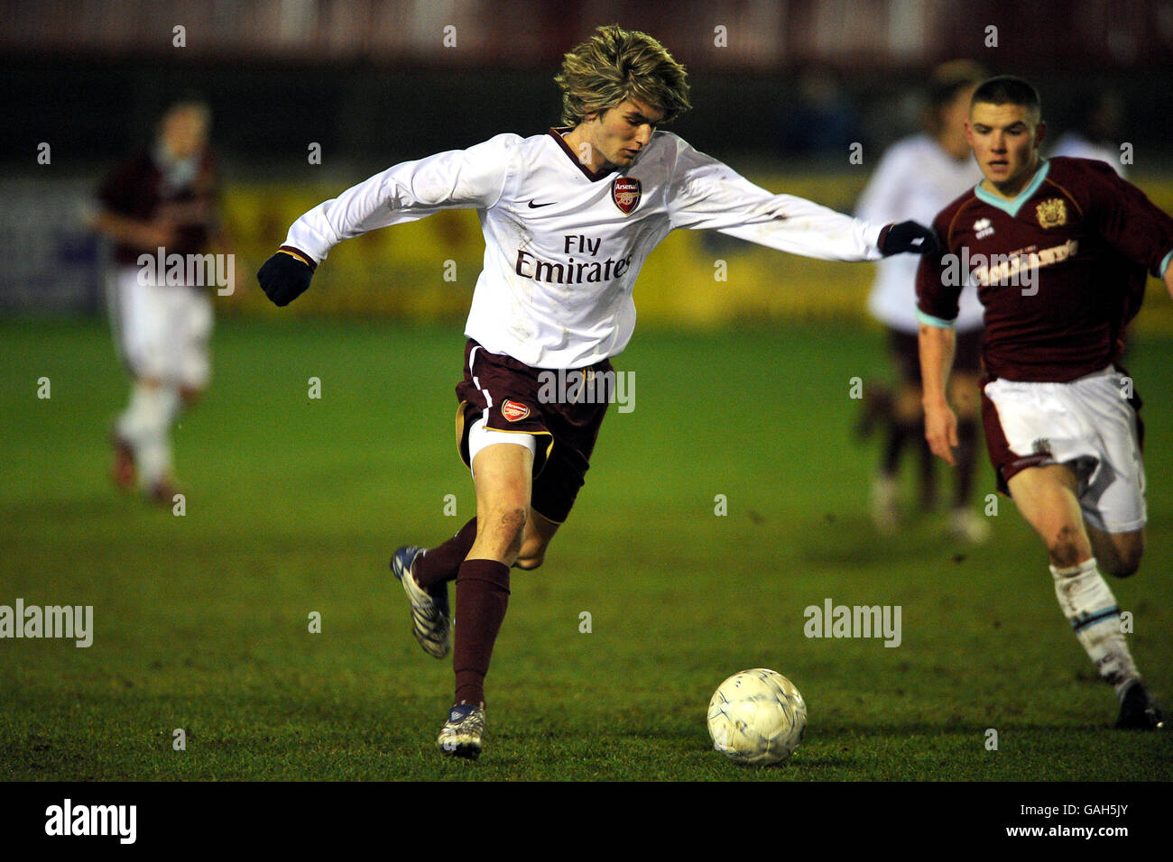 Calcio - fa Youth Cup - terzo turno - Burnley / Arsenal - The Fraser Eagle Stadium. Henri Lansbury (l) di Arsenal prende Alex MacDonald di Burnley Foto Stock