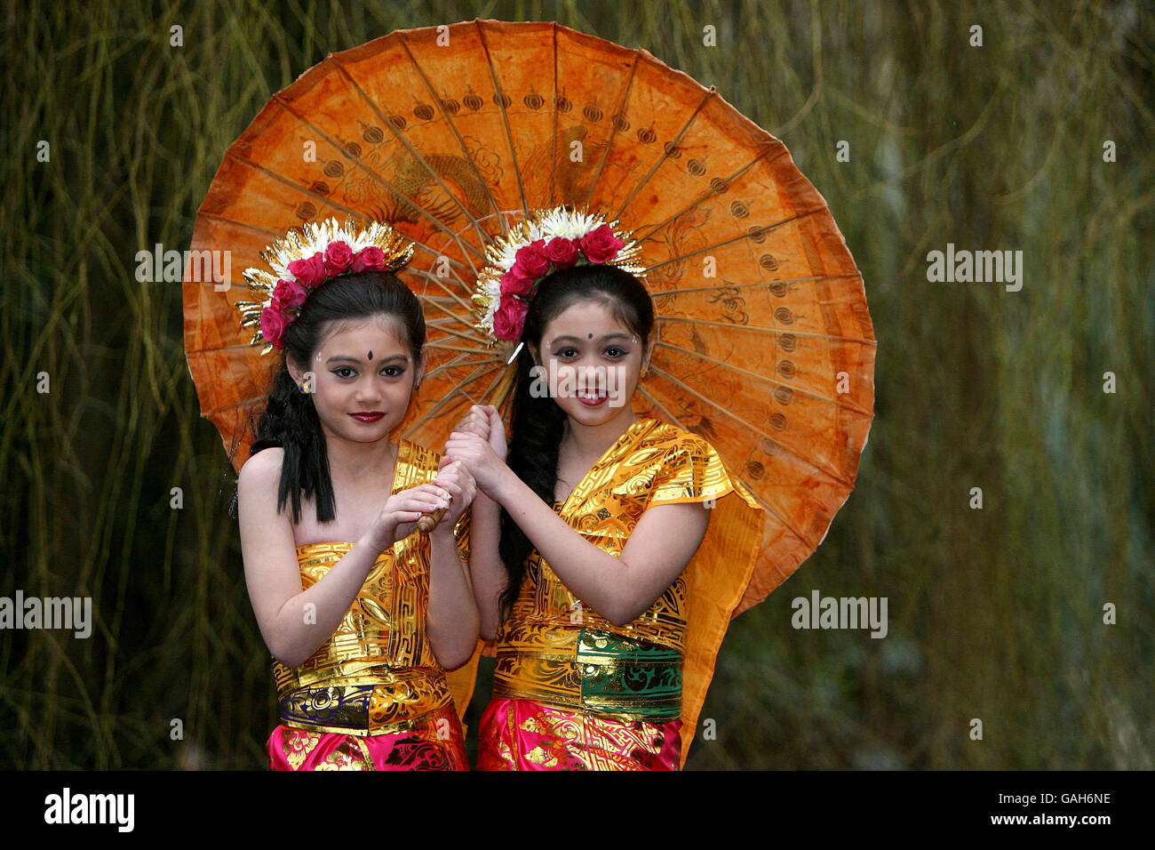 Anatasya o'Connell, 12 anni, e sua sorella Maya, 10 anni, hanno ritratto all'Herbert Park Hotel, Ballsbridge a Dublino per il lancio dell'appello della Irish Heart Foundation ai volontari di esplorare l'isola indonesiana di Sumatra in vista del viaggio di ottobre. Foto Stock