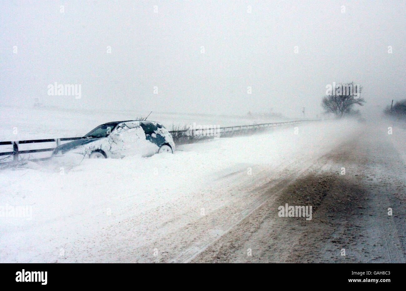 Una macchina abbandonata nella neve sulla A68 vicino a Castleside, contea di Durham. Foto Stock