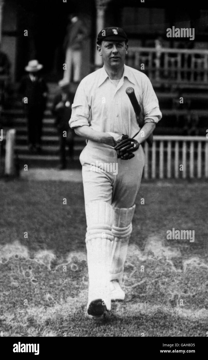 Cricket. Surrey's Shrimp Leveson-Gower a piedi fuori al pipistrello Foto Stock