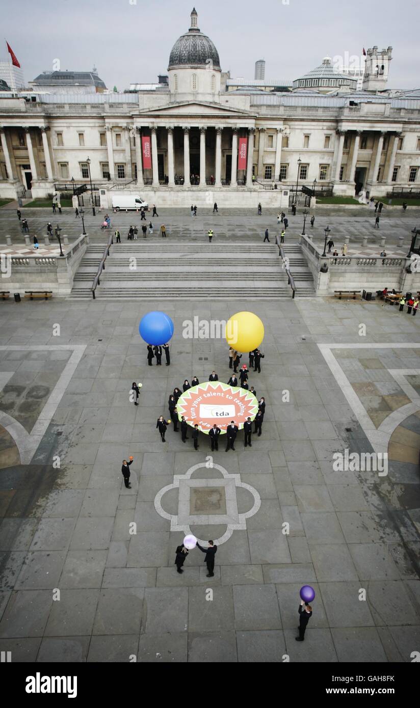Gli studenti della Cannon Palmer School, Ilford, prendono parte a una gigantesca lezione scientifica sul sistema solare di Trafalgar Square come parte della campagna di reclutamento nazionale dell'Agenzia per la formazione e lo sviluppo delle scuole (TDA). PREMERE ASSOCIAZIONE foto. Foto Stock
