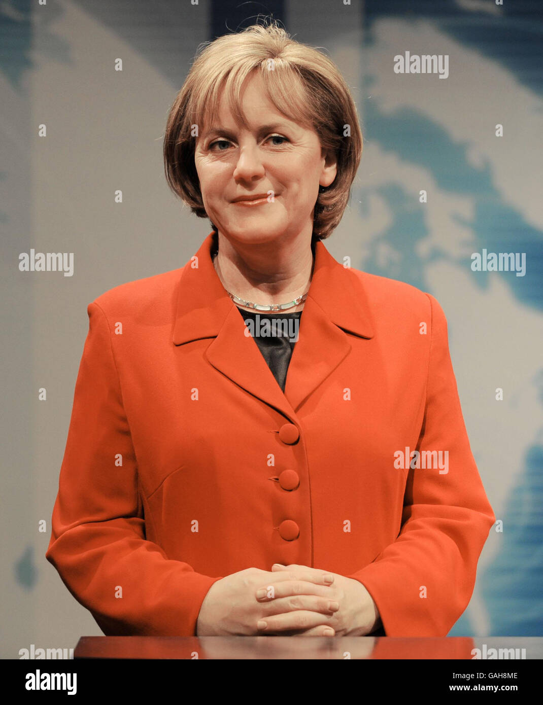 Una cera della cancelliera tedesca Angela Merkel è presentata nella zona dei leader politici di Madame Tussauds, Londra. Foto Stock