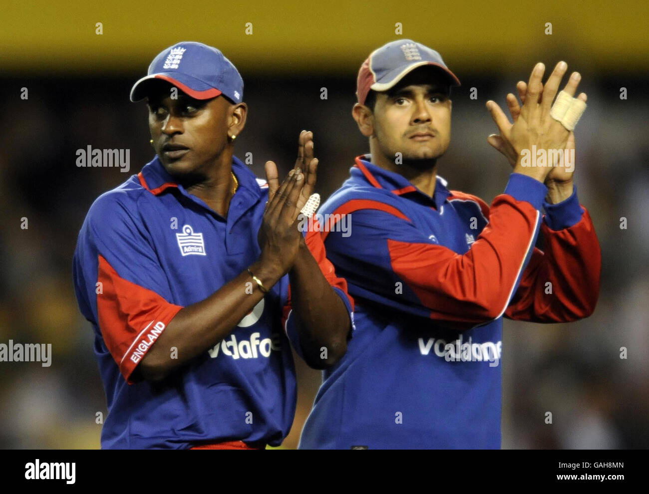 Dimitri Mascarenhas (a sinistra) e Owais Shah in Inghilterra dopo aver sconfitto la Nuova Zelanda nella prima partita della Twenty20 International Series all'Eden Park, Auckland, Nuova Zelanda. Foto Stock