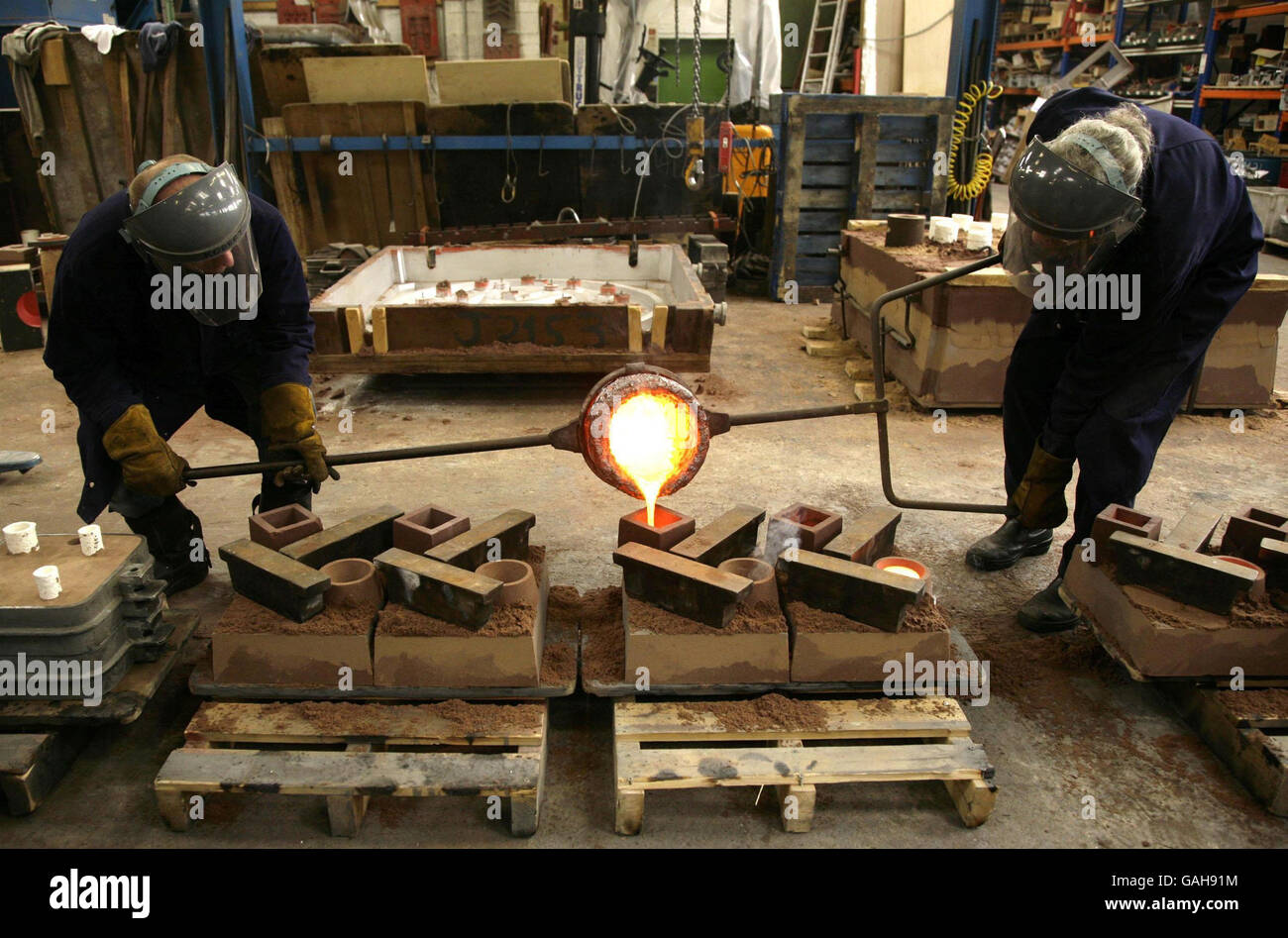 I fondatori versano il bronzo fosfoliante negli stampi per maschere BAFTA alla New Pro Foundries di Middlesex, in vista dei British Academy Film Awards che si terranno il 10 febbraio 2008. Foto Stock