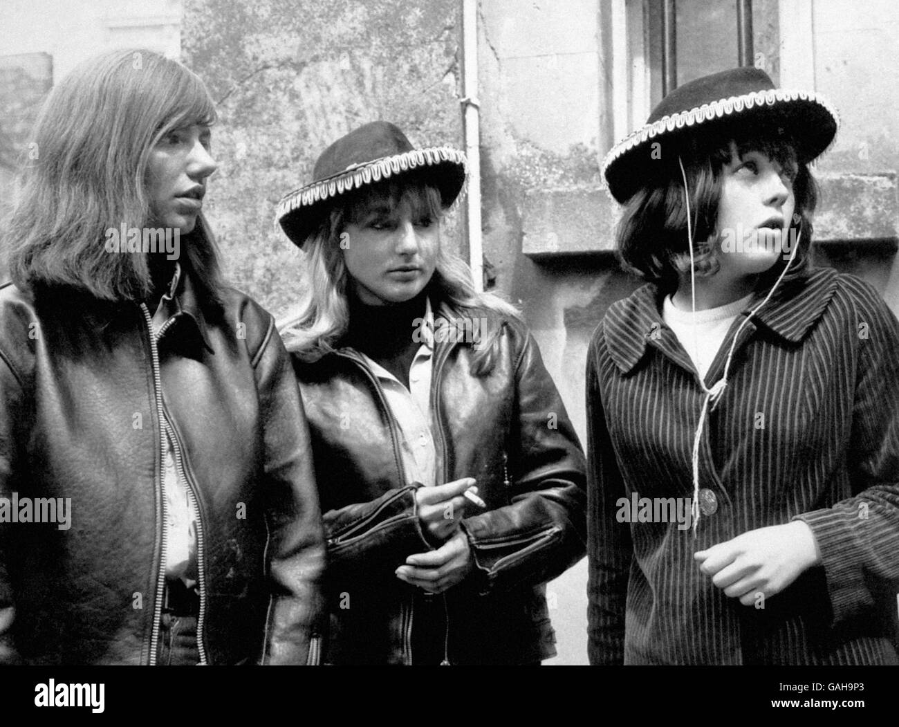 Lunghe ragazze rocker con capelli e pelle-clad che sono state testimoni di uno dei 50 giovani che sono apparse alla Margate Magistrates' Court in Kent per accuse derivanti da ieri Mods contro Rockers scontro. (l-r) Linda Hunt, Christine Sanders e Annabelle Etherington. Foto Stock