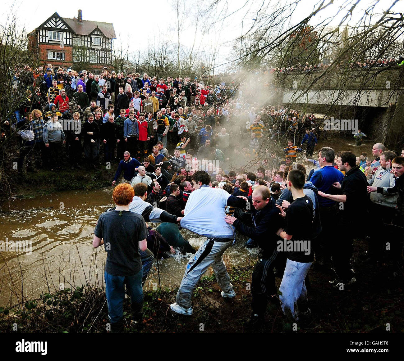 Nella foto i partecipanti hanno giocato nella partita di football Ashbourne Shrovetide ad Ashbourne, nel Derbyshire. Foto Stock